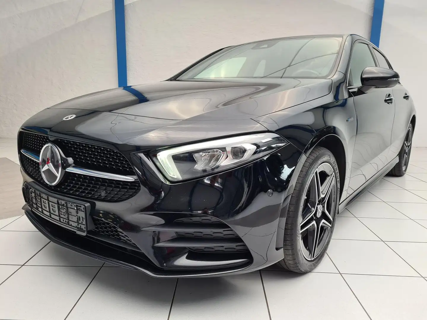 Mercedes-Benz A 250 e AMG Line | Ambiente | AHK | LED | NAVI Noir - 2