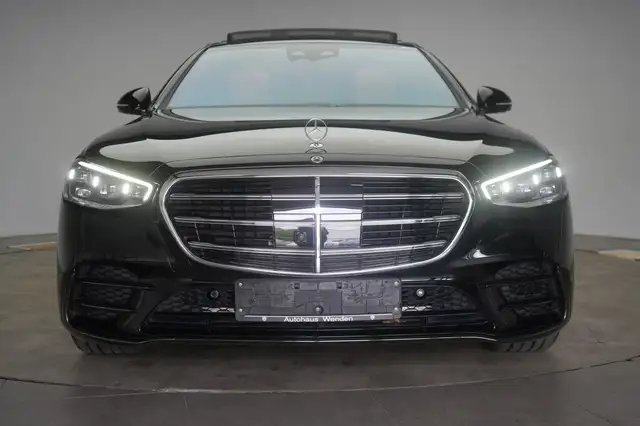 Mercedes-Benz E view 2