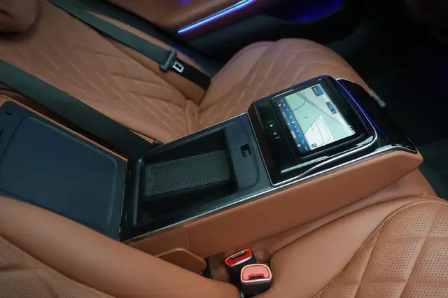 Mercedes-Benz E view 12