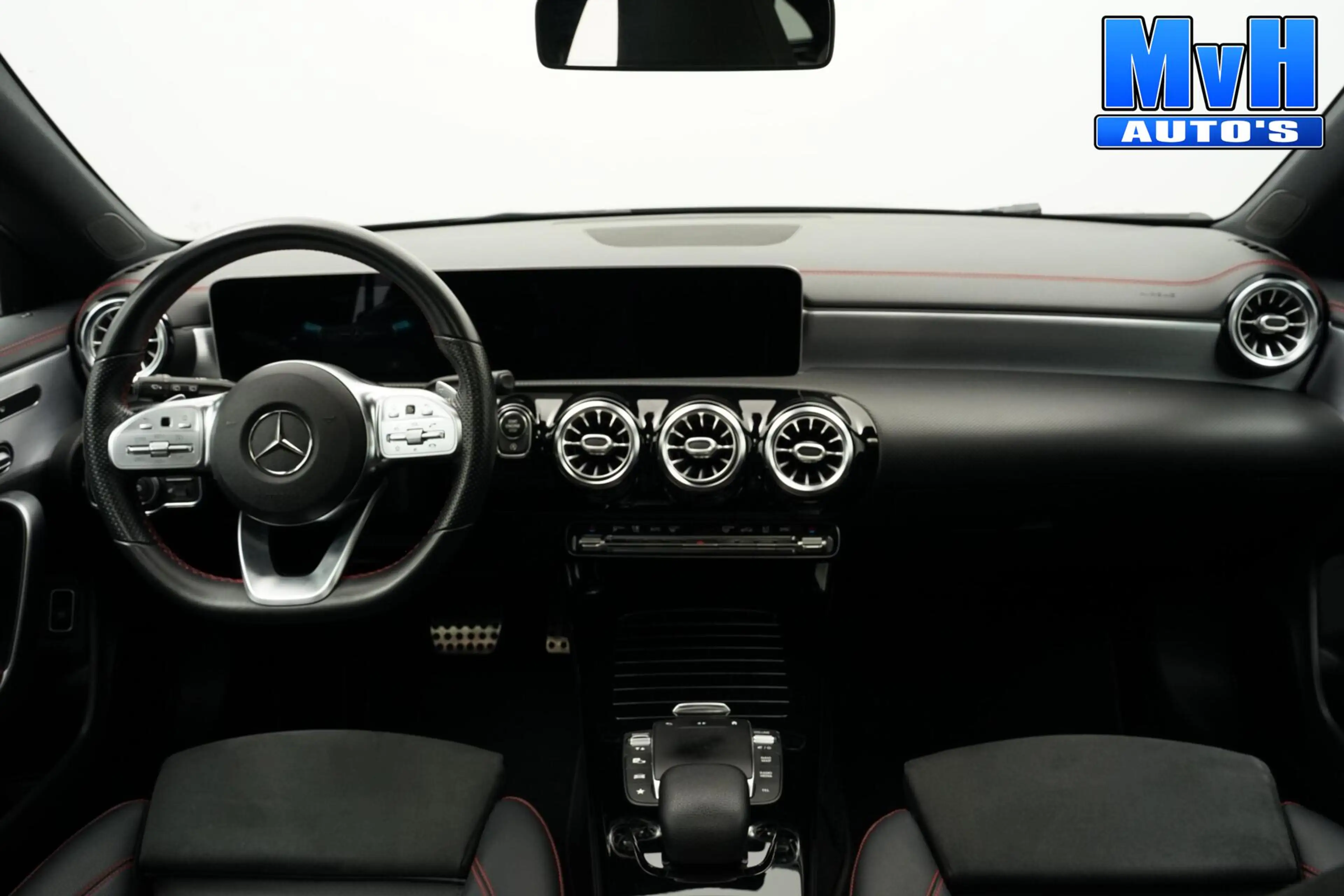 Mercedes-Benz CLA 200 Shooting Brake AMG|PANO|FULL-OPTIONS — photo 2