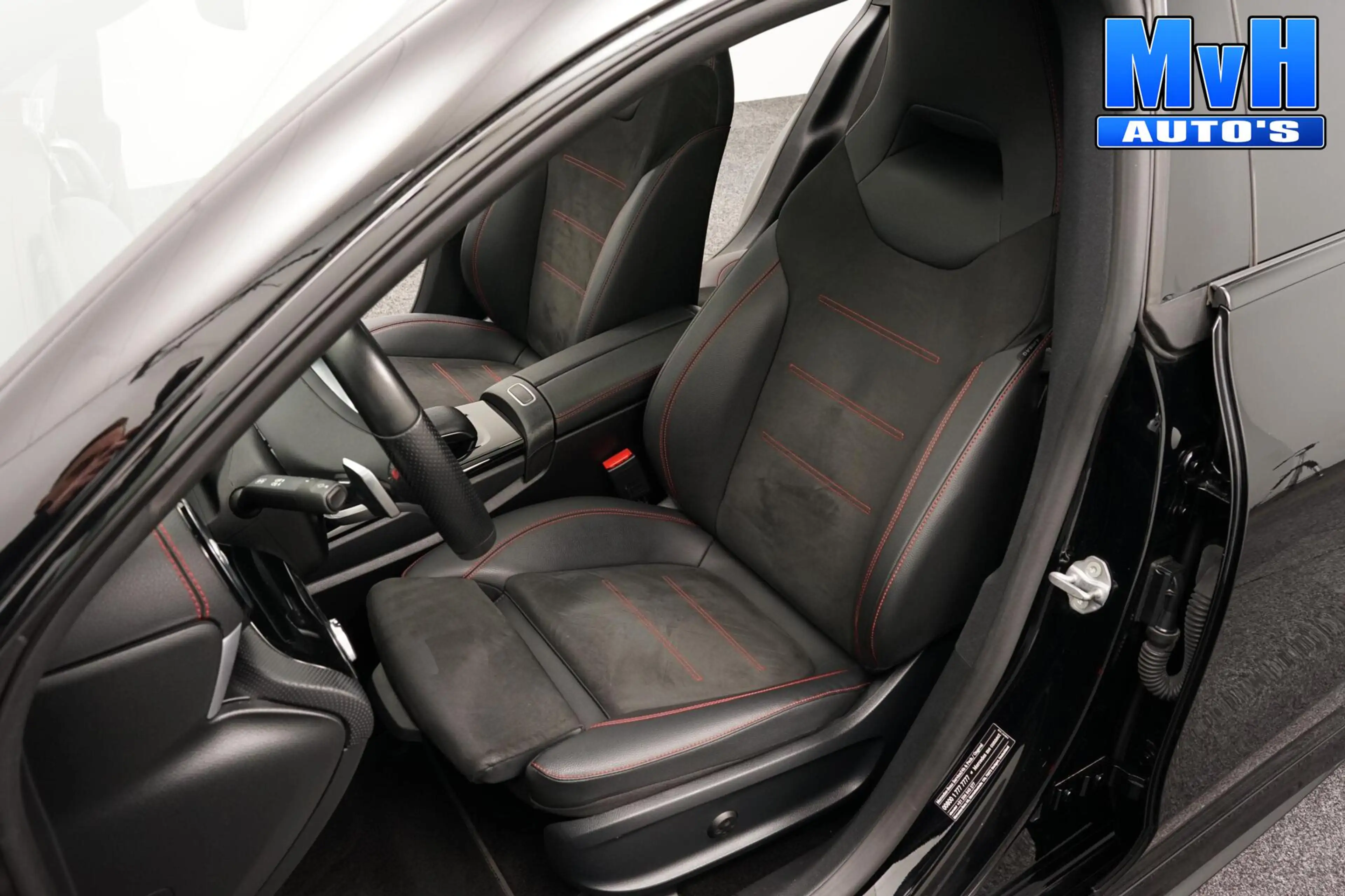 Mercedes-Benz CLA 200 Shooting Brake AMG|PANO|FULL-OPTIONS — photo 3