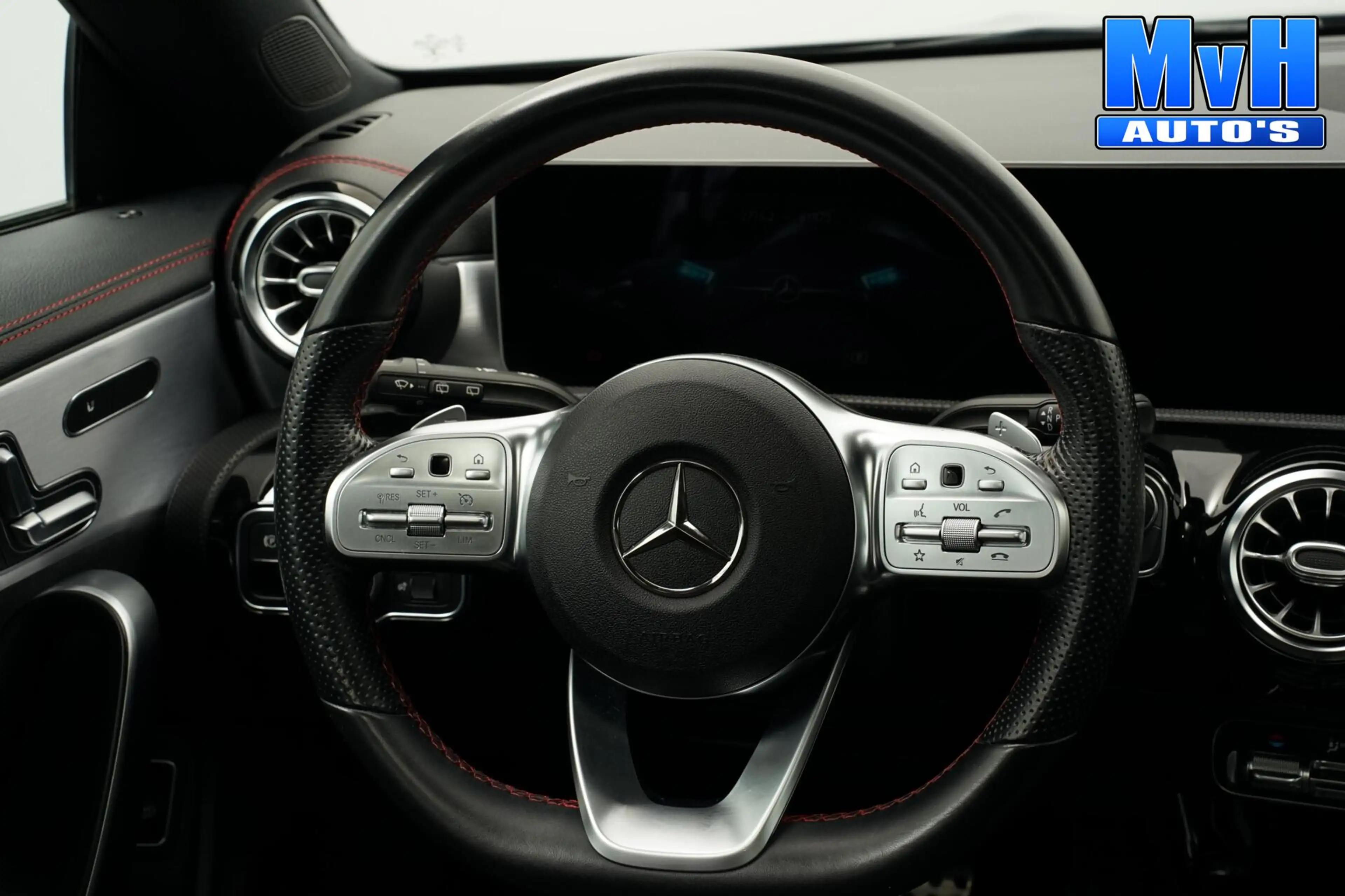 Mercedes-Benz CLA 200 Shooting Brake AMG|PANO|FULL-OPTIONS — photo 6