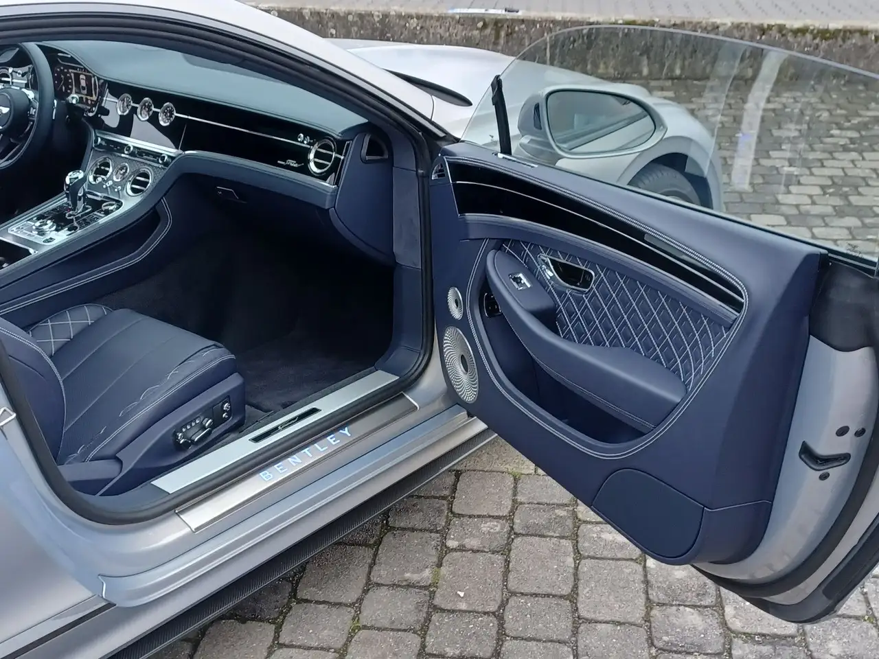 Bentley Continental GT 2023 — фото 12