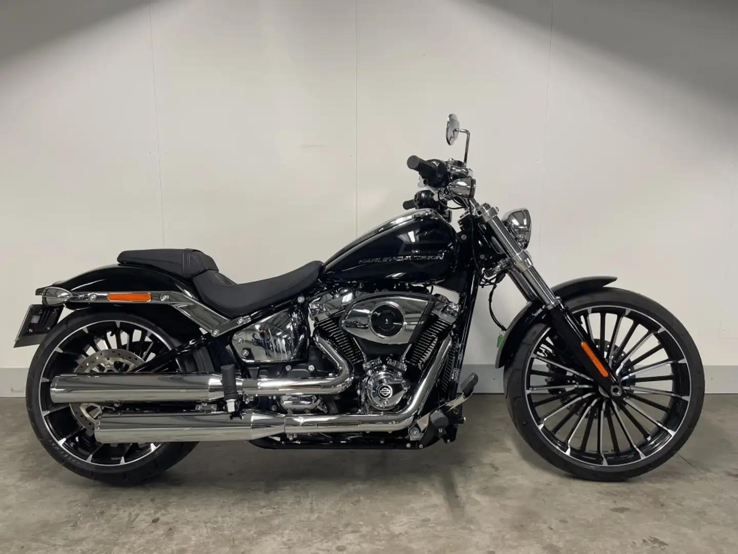 Harley-Davidson Softail FXBR BREAKOUT Černá - 1