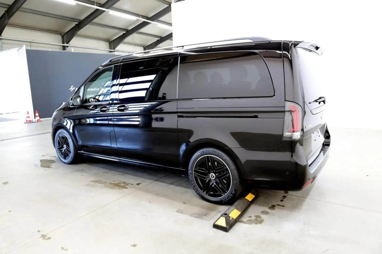 Mercedes-Benz V 250 STYLE AMG MBUX*Sound*Night*AIR*AHK*MBeam* Schwarz - 2