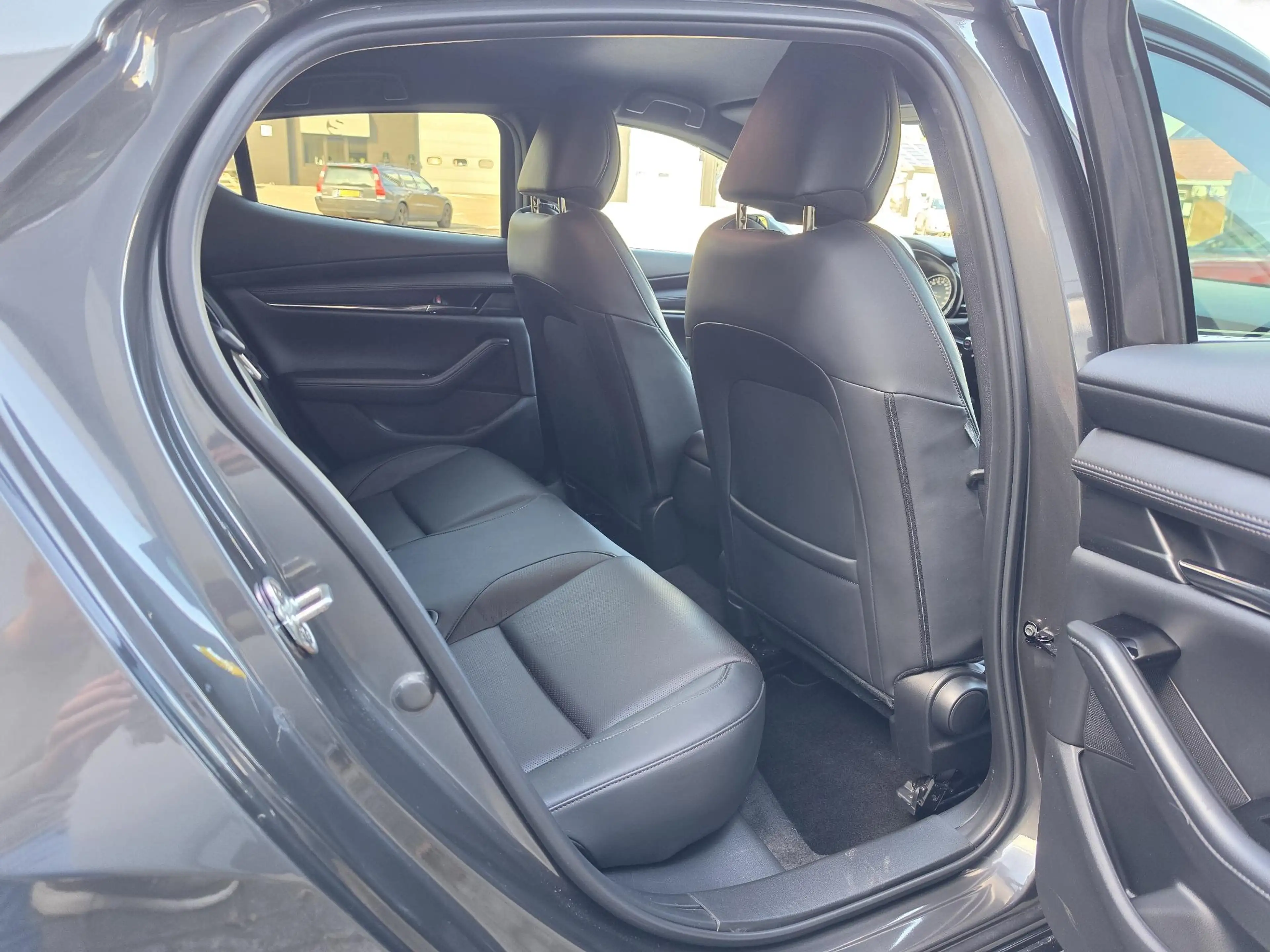 Mazda 3 2.0 e-SkyActiv-G M Hybrid 150 Luxury — photo 27