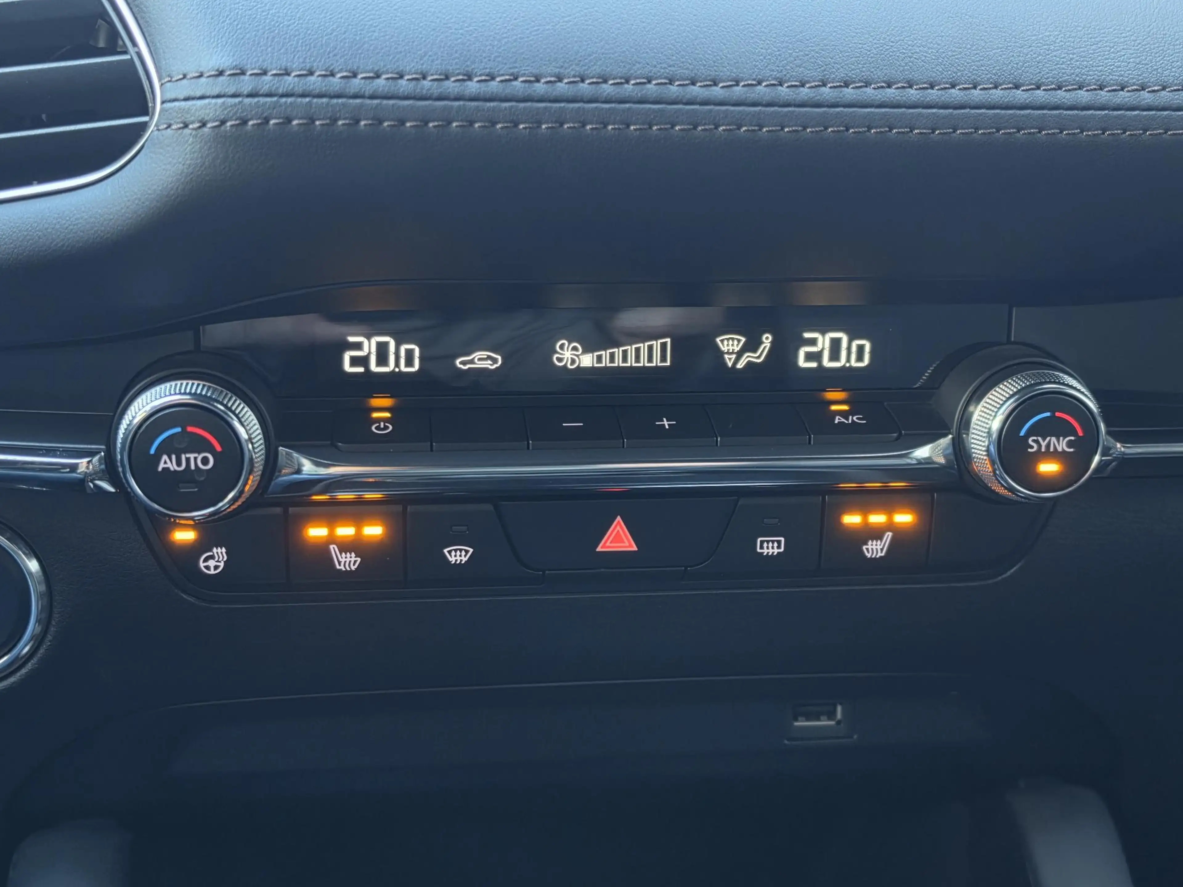 Mazda 3 2.0 e-SkyActiv-G M Hybrid 150 Luxury — photo 20