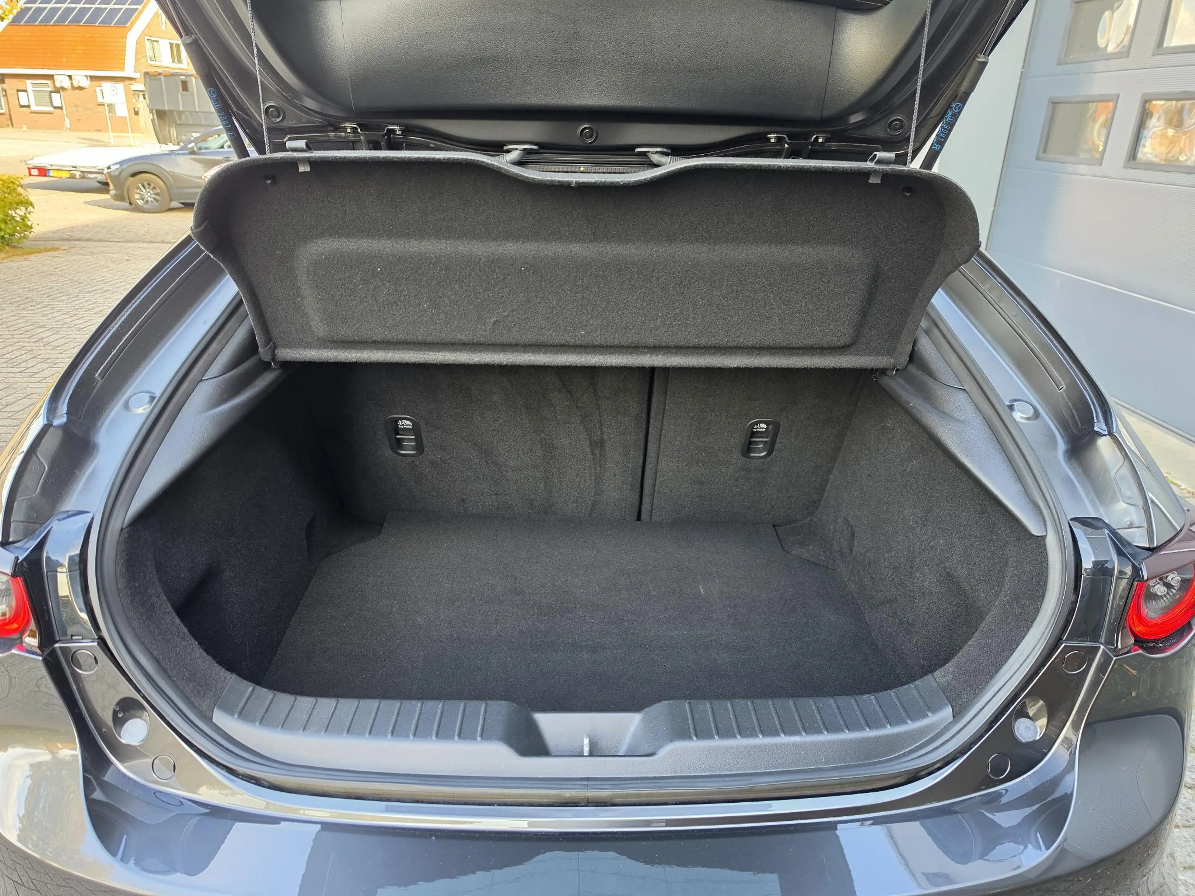 Mazda 3 2.0 e-SkyActiv-G M Hybrid 150 Luxury — photo 28