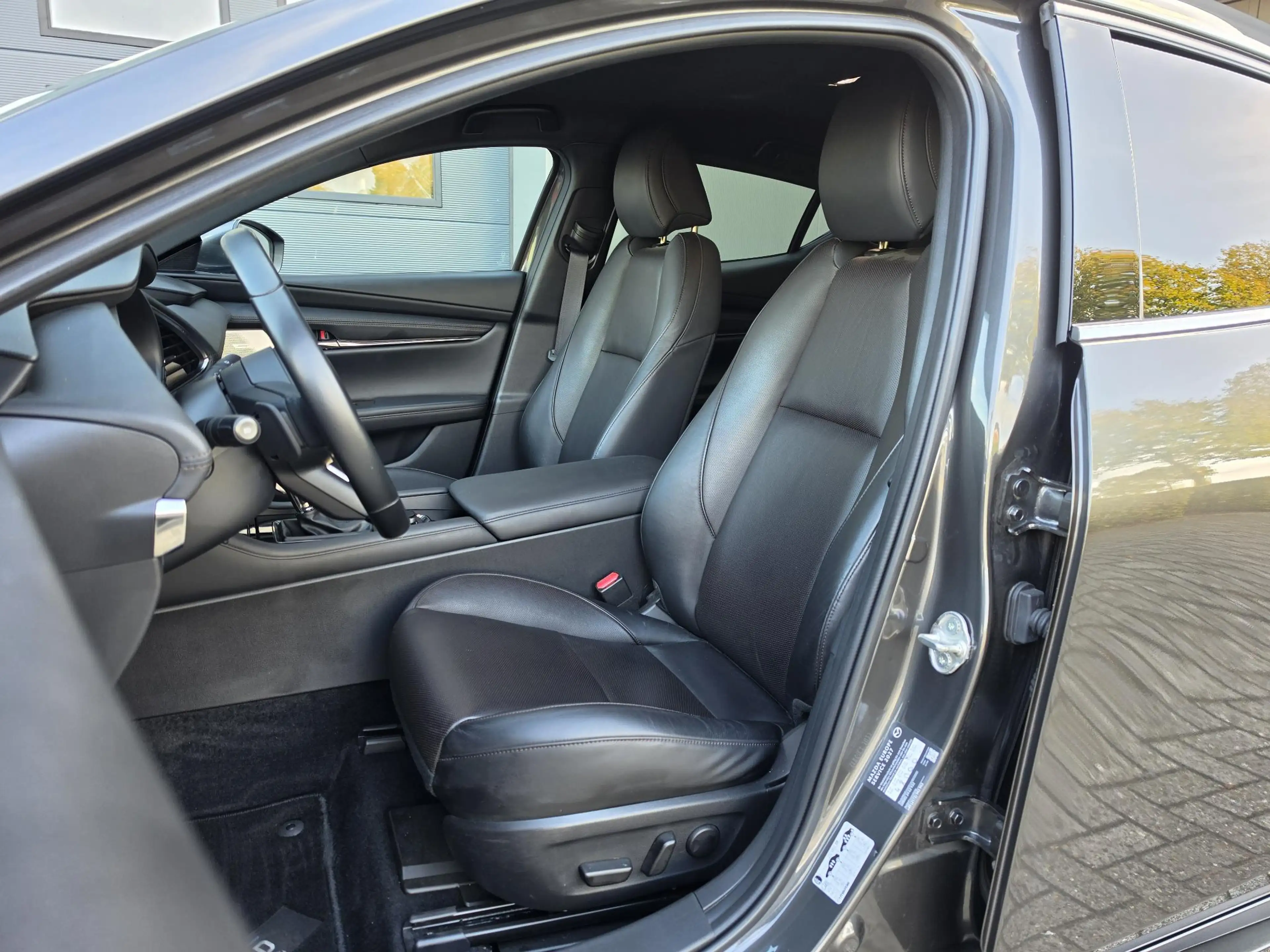 Mazda 3 2.0 e-SkyActiv-G M Hybrid 150 Luxury — photo 30
