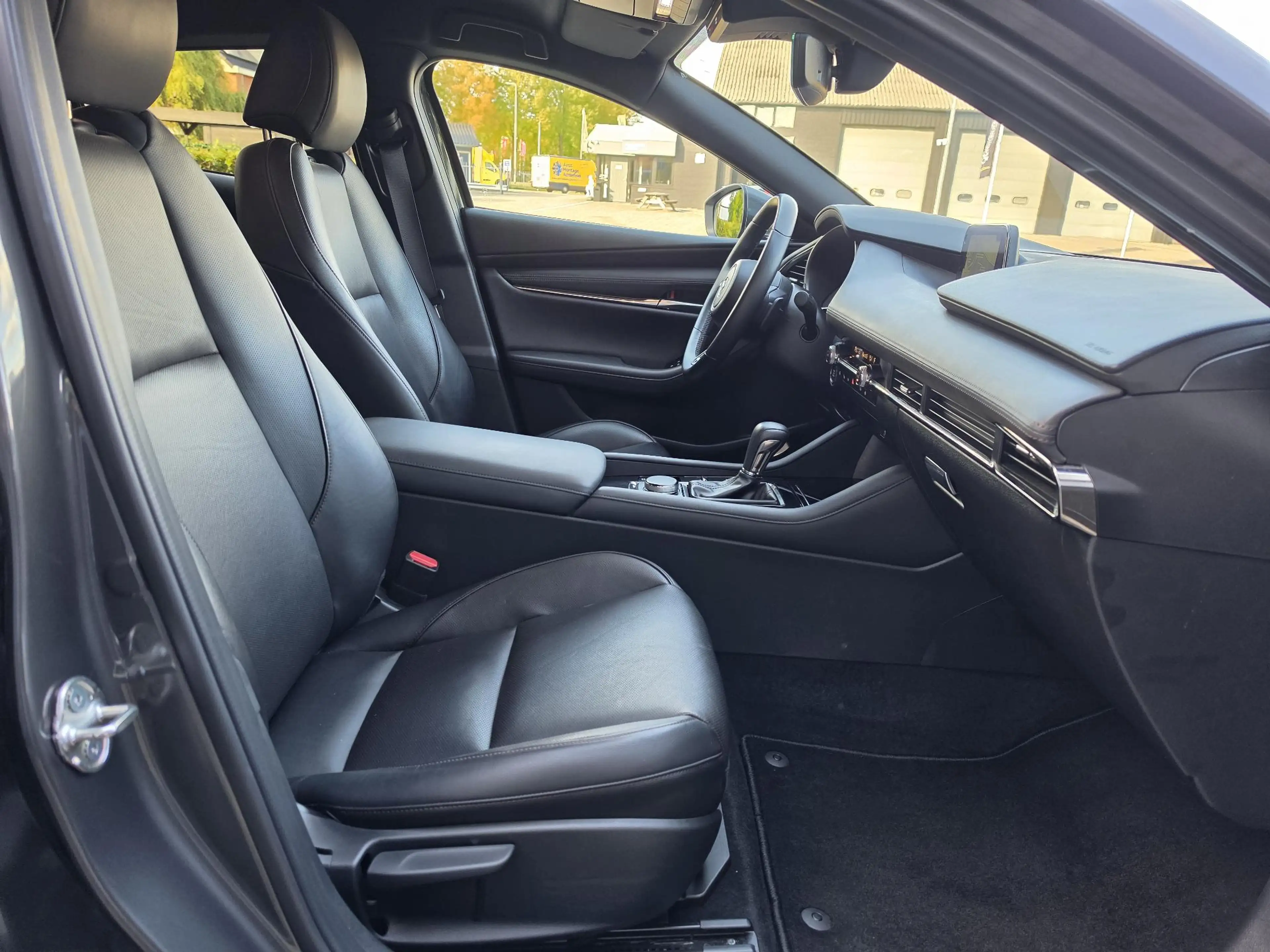 Mazda 3 2.0 e-SkyActiv-G M Hybrid 150 Luxury — photo 10