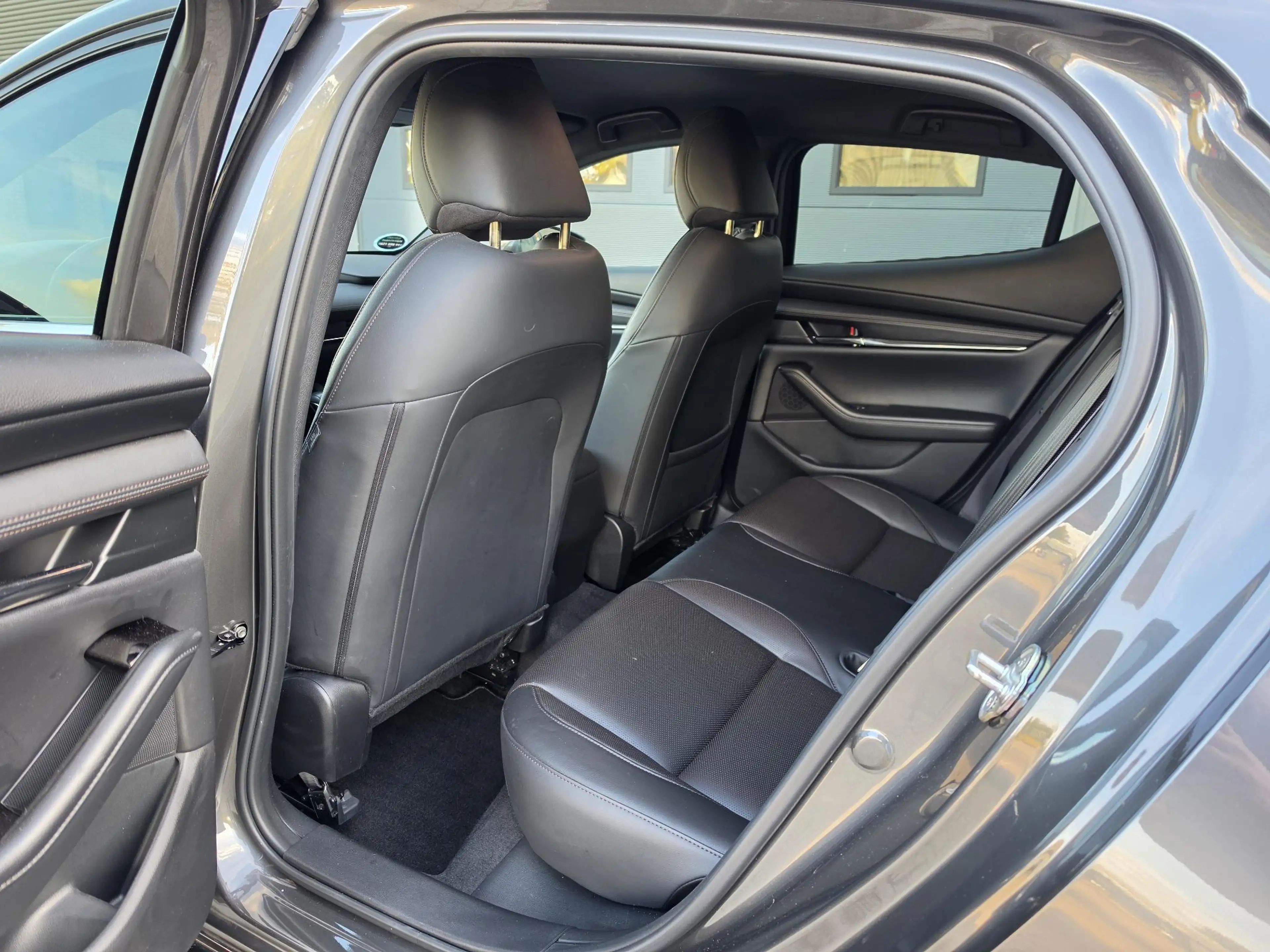 Mazda 3 2.0 e-SkyActiv-G M Hybrid 150 Luxury — photo 29