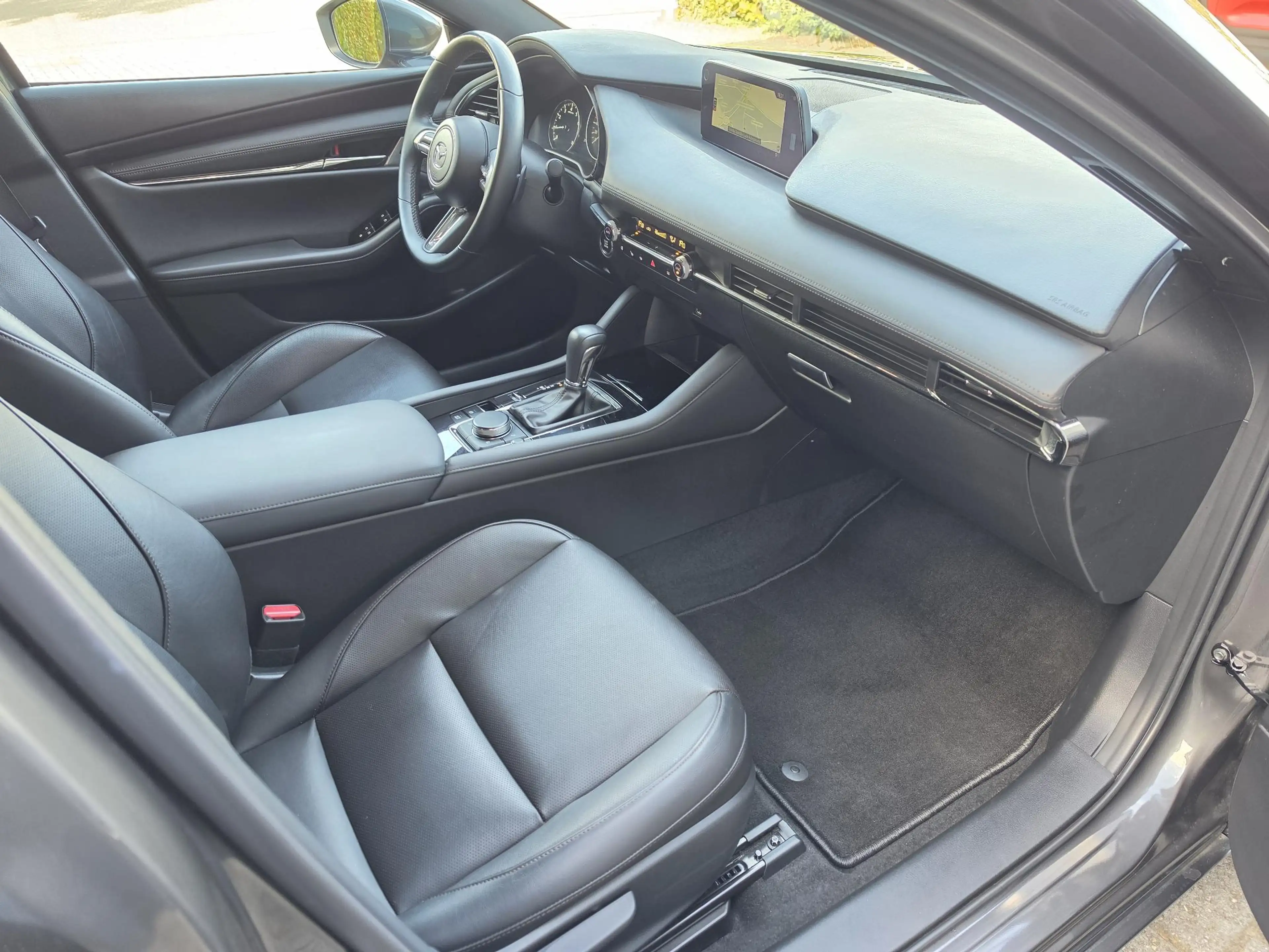 Mazda 3 2.0 e-SkyActiv-G M Hybrid 150 Luxury — photo 26