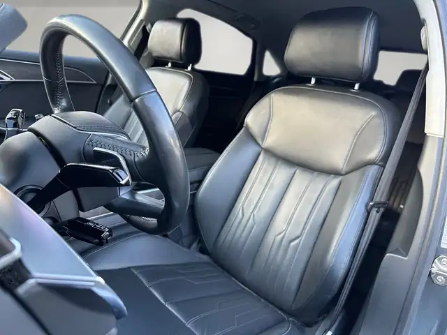 Audi A8 view 8