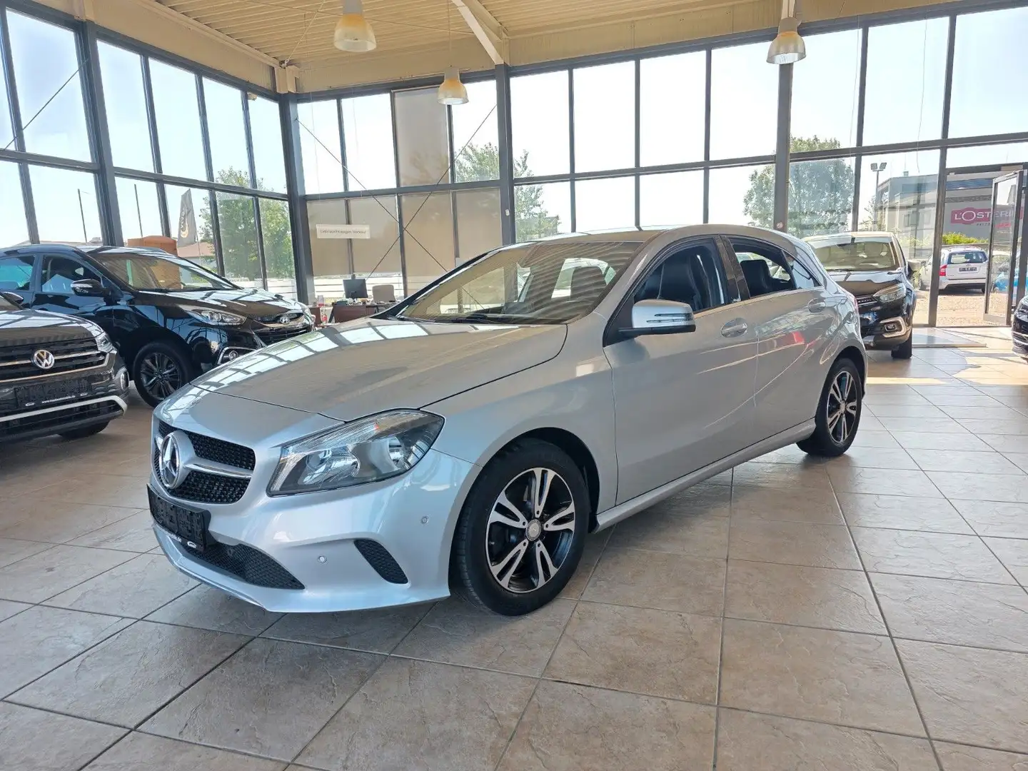 Mercedes-Benz A 180 A -Klasse A 180 BlueEfficiency Silber - 1