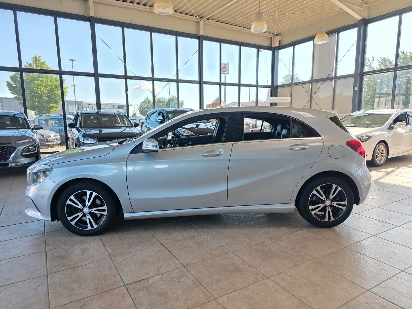 Mercedes-Benz A 180 A -Klasse A 180 BlueEfficiency Silber - 2