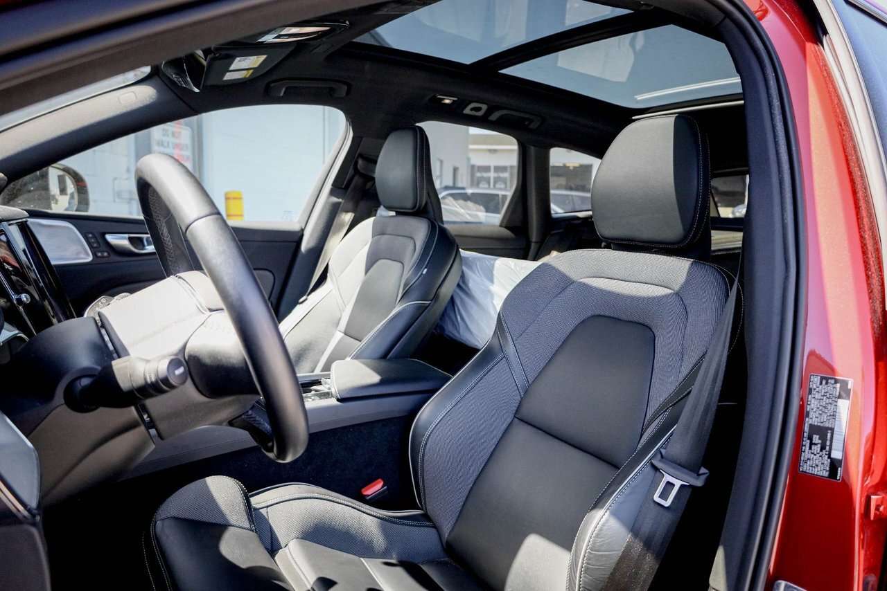 2022 Volvo XC60 R-Design thumb 13
