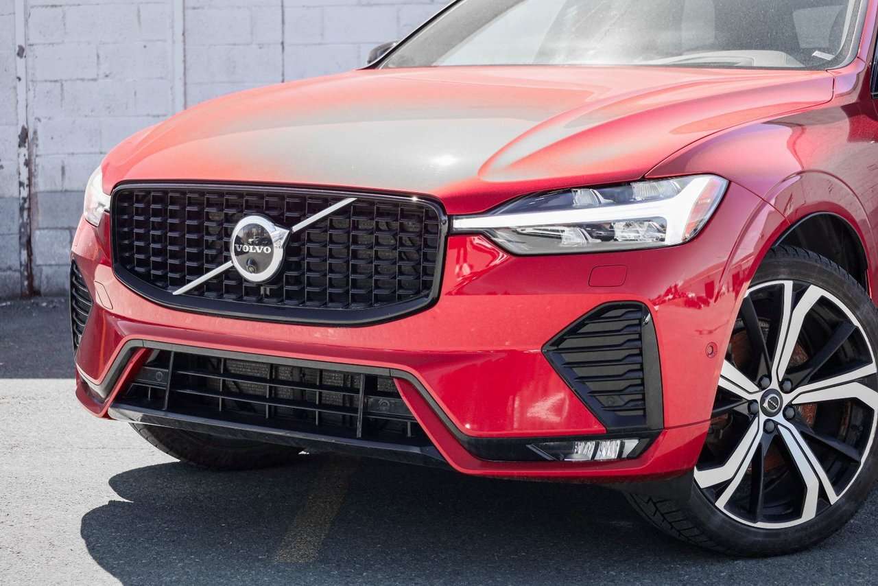 2022 Volvo XC60 R-Design alt 4