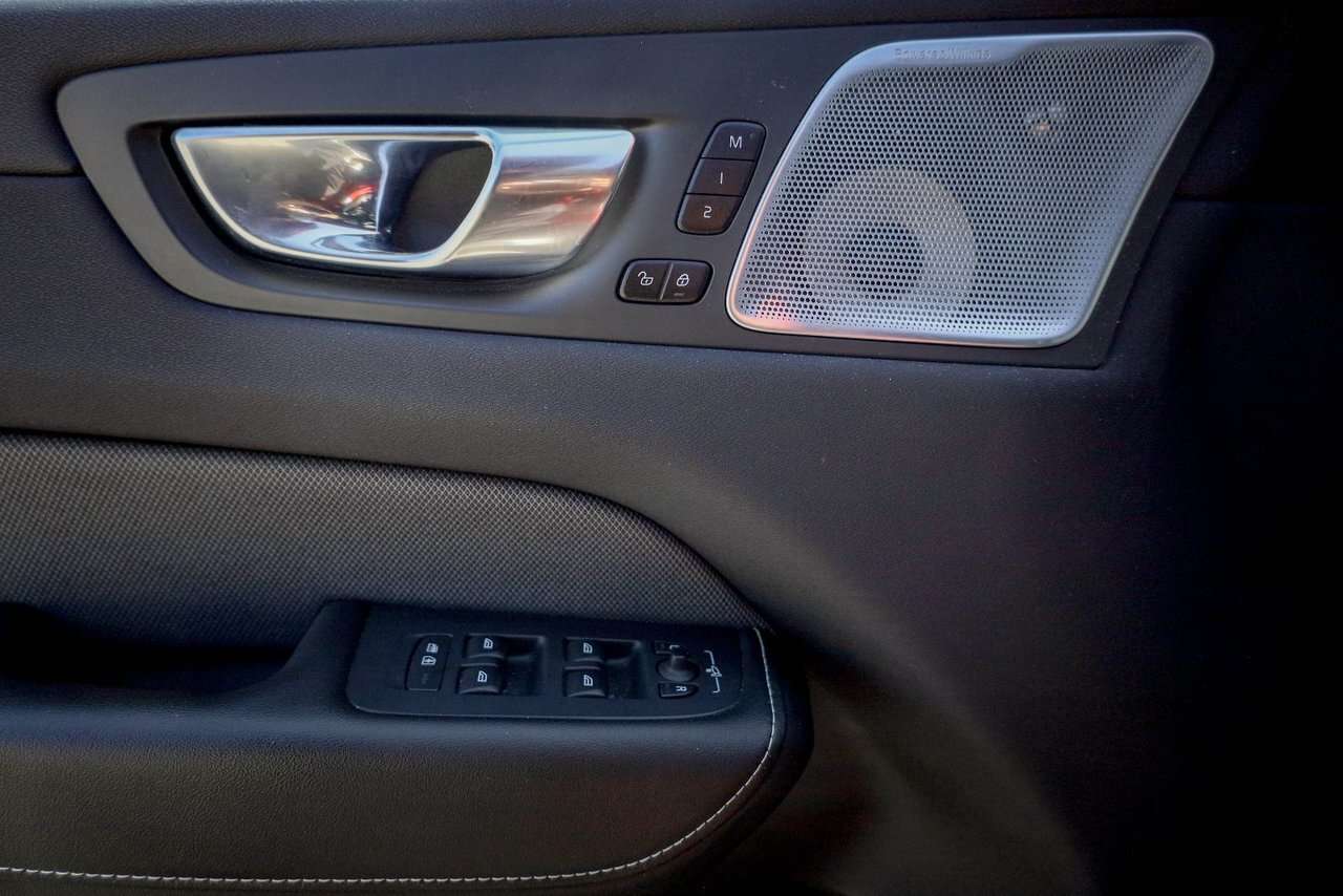 2022 Volvo XC60 R-Design thumb 12