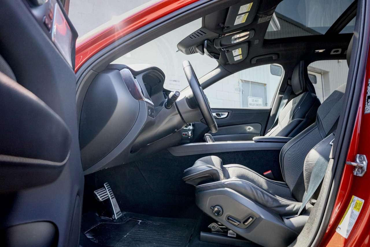 2022 Volvo XC60 R-Design thumb 10