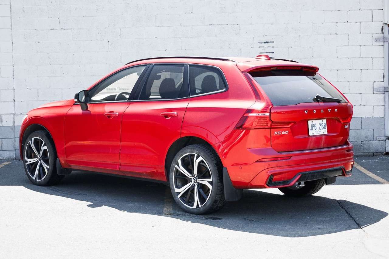 2022 Volvo XC60 R-Design thumb 7