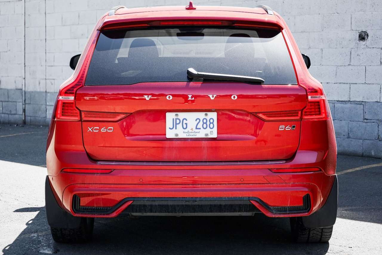 2022 Volvo XC60 R-Design thumb 8
