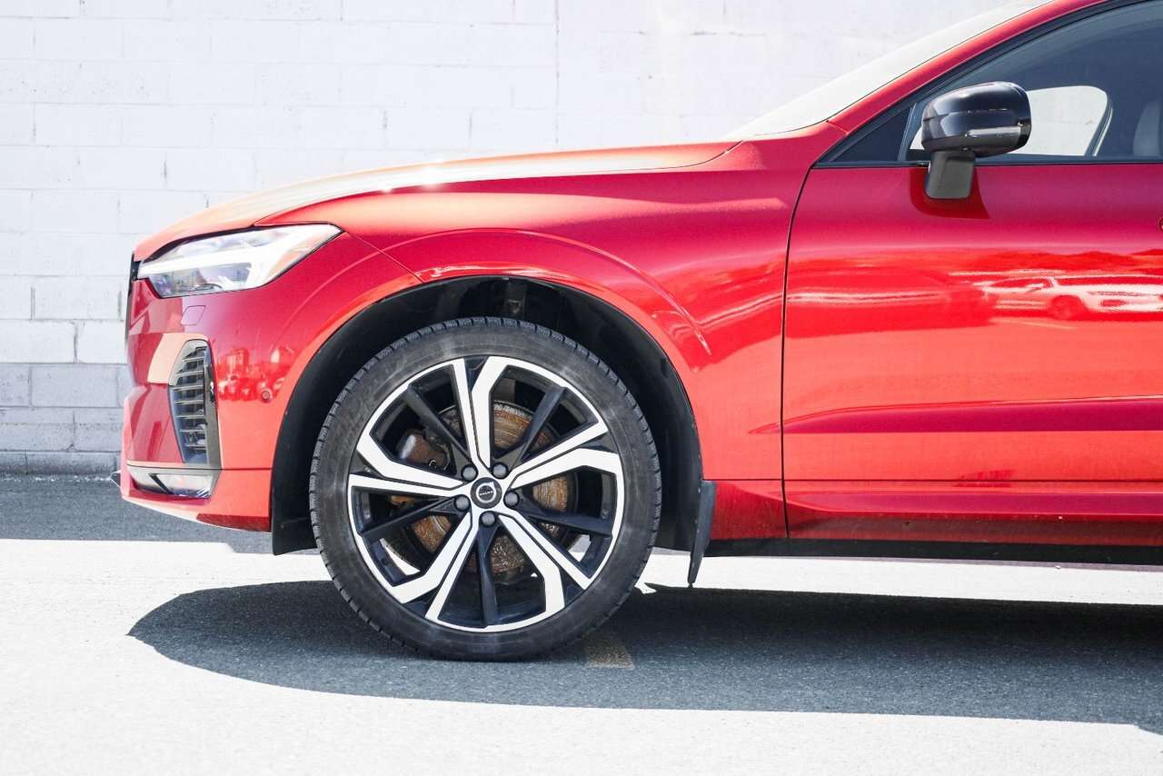 2022 Volvo XC60 R-Design alt 2