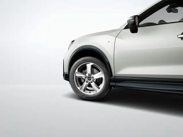 Audi Q2 view 6