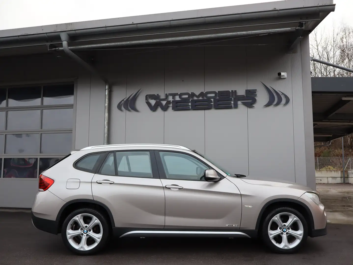 BMW X1 sDrive20i *X-LINE*BI-XENON*SITZHEIZUNG*PDC*18"ALU* Silber - 2