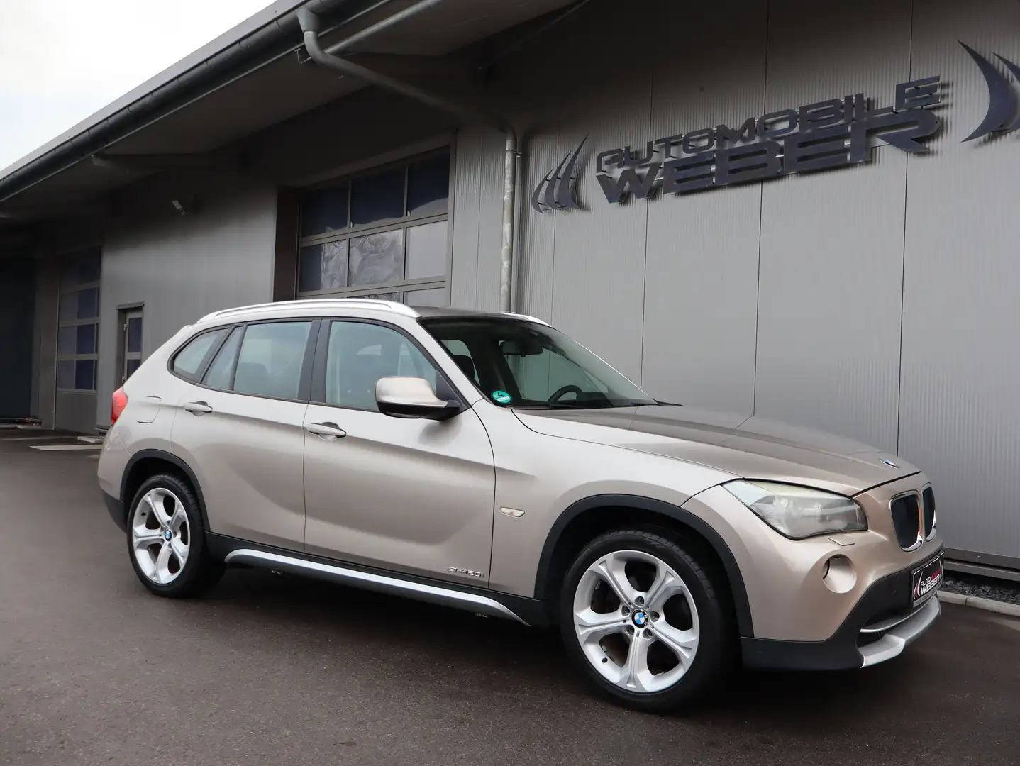 BMW X1 sDrive20i *X-LINE*BI-XENON*SITZHEIZUNG*PDC*18"ALU* Silber - 1