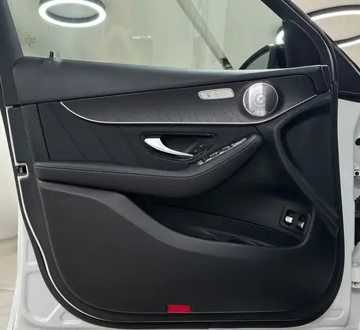 Mercedes-Benz GLC view 12