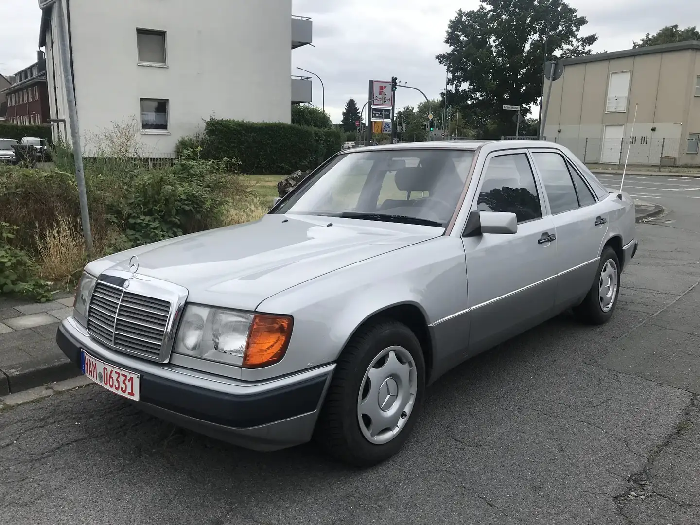 Mercedes-Benz E 230 * TÜV NEU *TOP ZUSTAND* Silber - 1