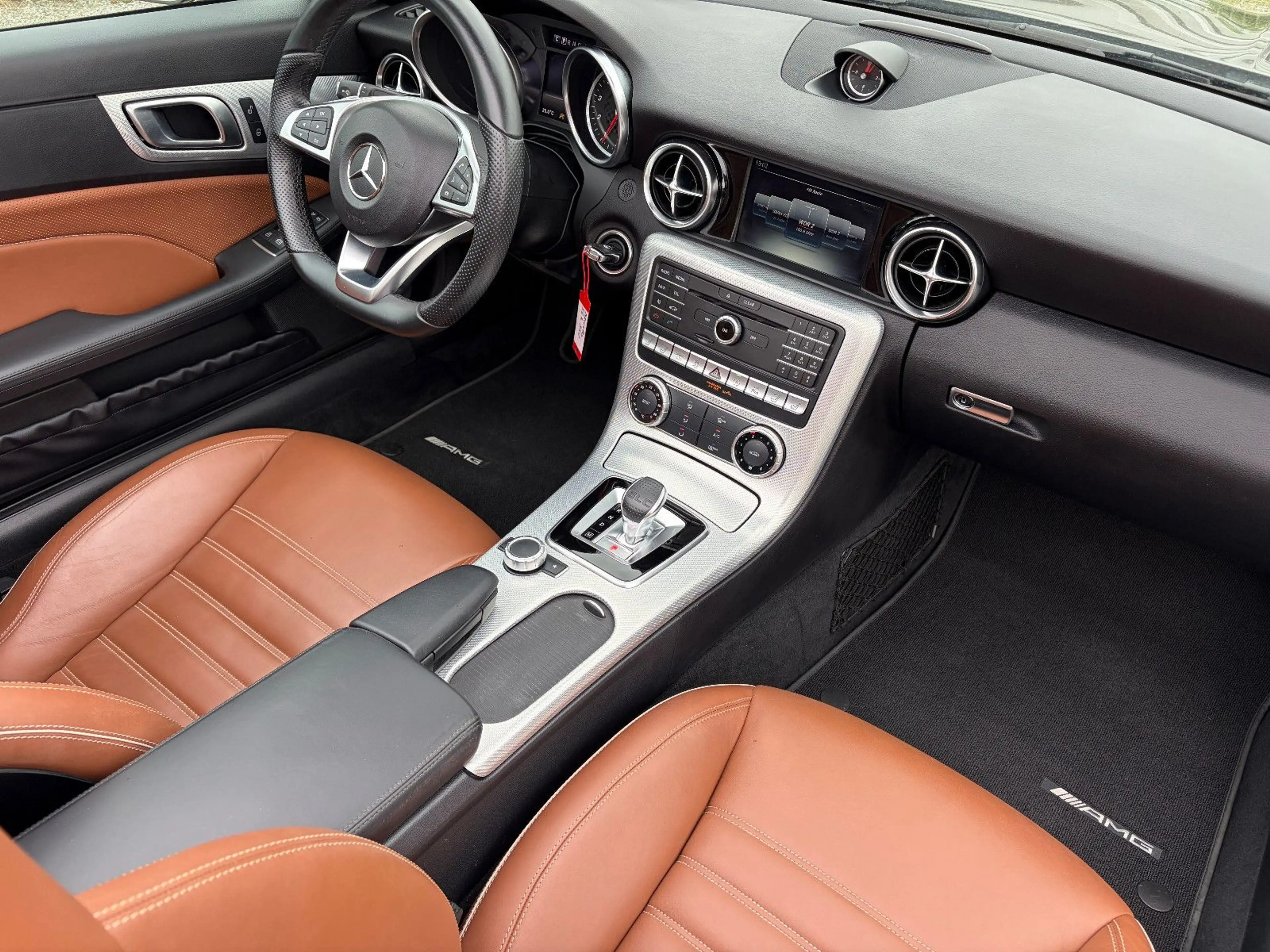 Mercedes-Benz SLC 300 — photo 12
