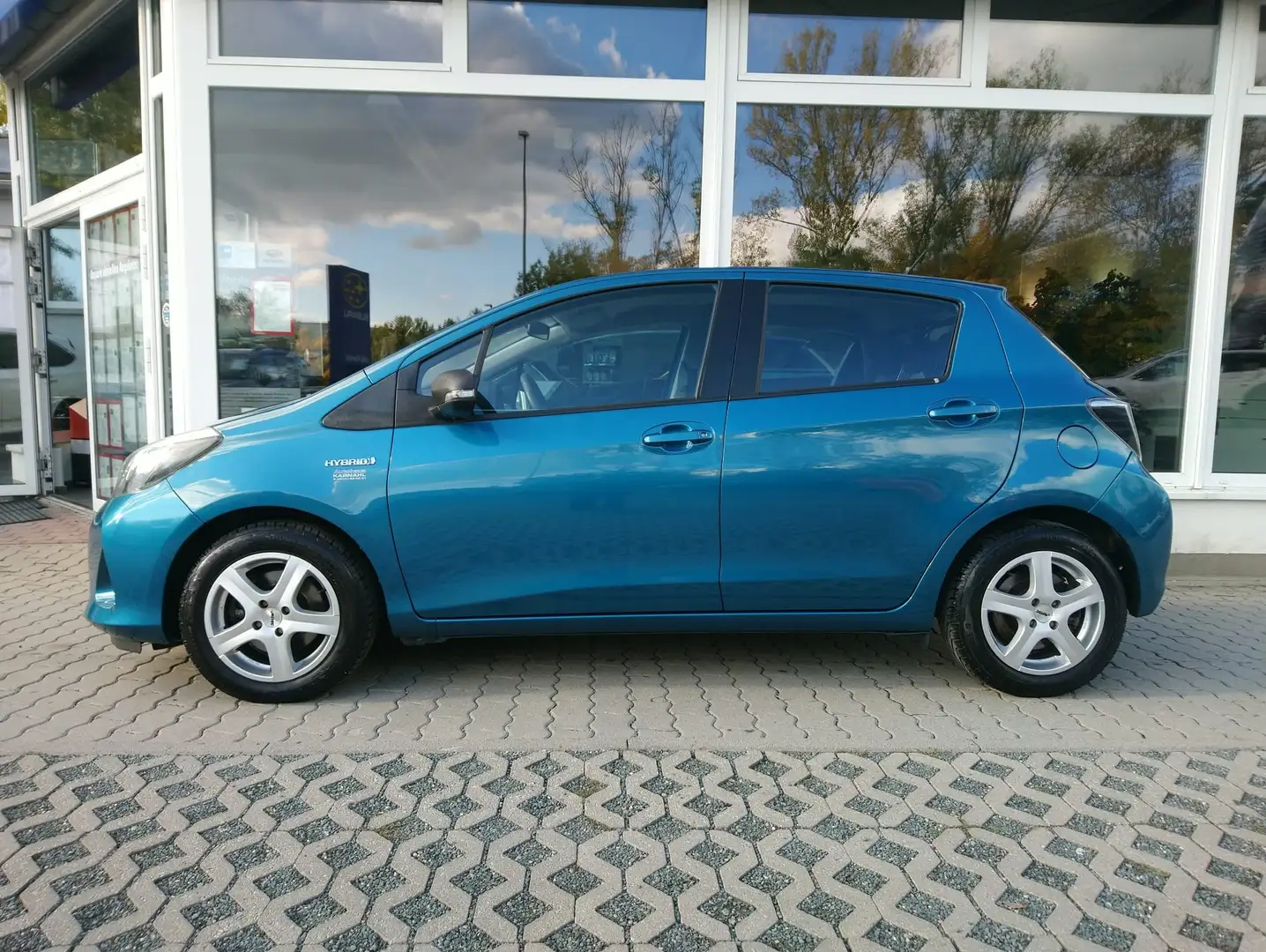 Toyota Yaris Hybrid Life Blau - 2
