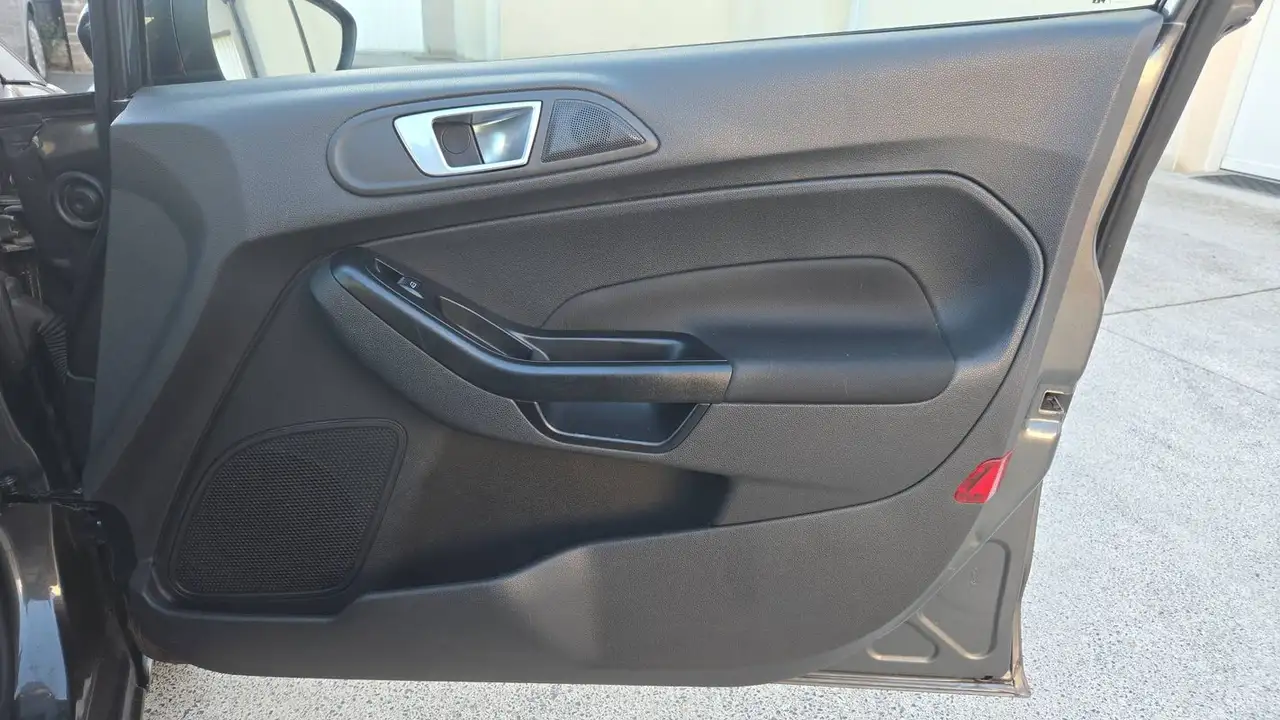 Ford Fiesta 5 portes — photo 23