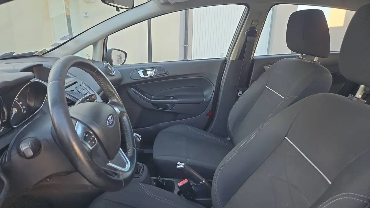 Ford Fiesta 5 portes — photo 26
