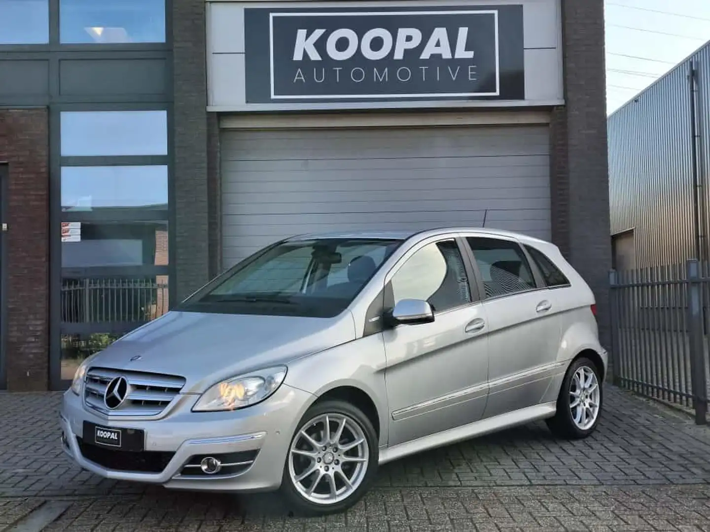 Mercedes-Benz B 180 | Trekhaak | Cruise | PDC Grau - 1
