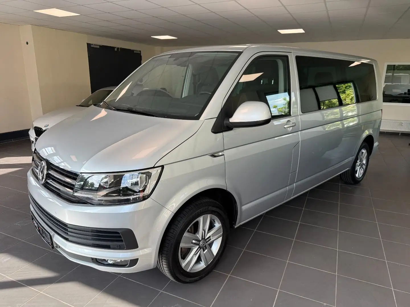 Volkswagen T6 Multivan Lang Rollstuhlrampe mit Seilwinde Silber - 2