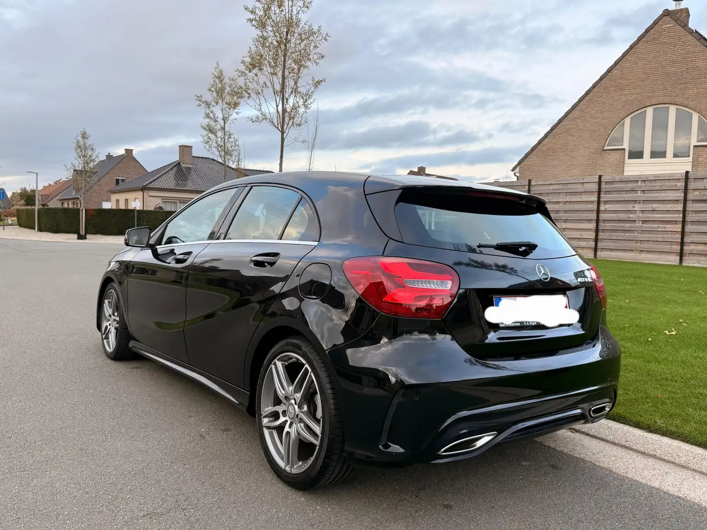 Mercedes-Benz A 160 AMG line weinig km in nieuwstaat Noir - 2
