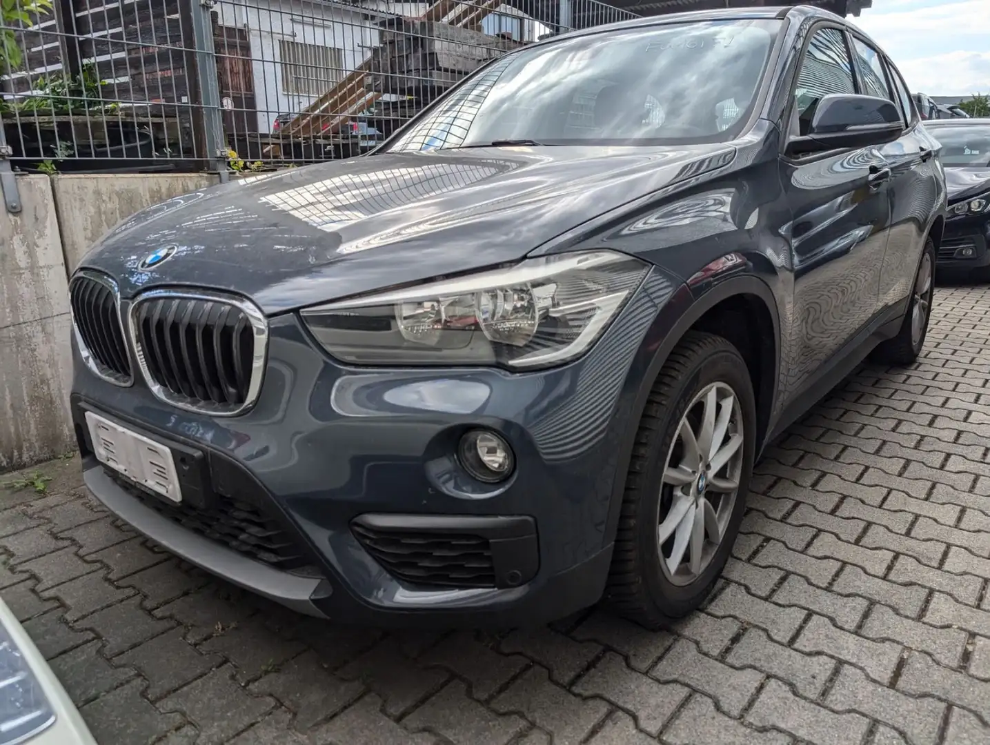 BMW X1 18d xDrive Automatik Advantage ab 149€ Gri - 1