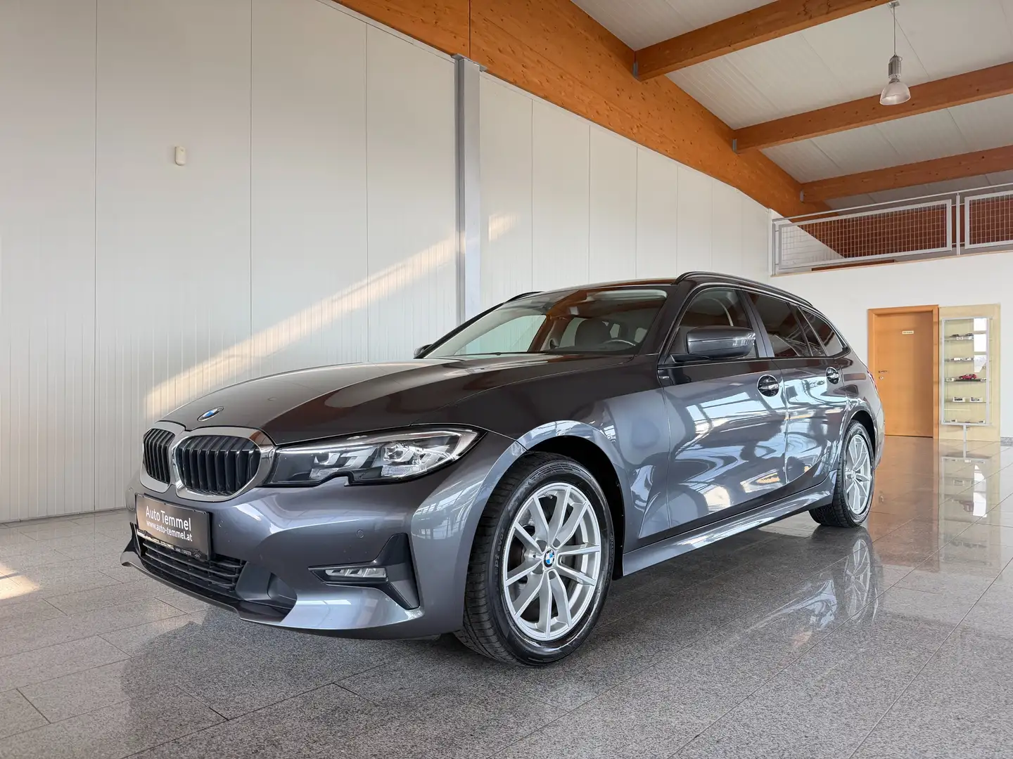 BMW 320 320 d xDrive Advantage Grau - 2