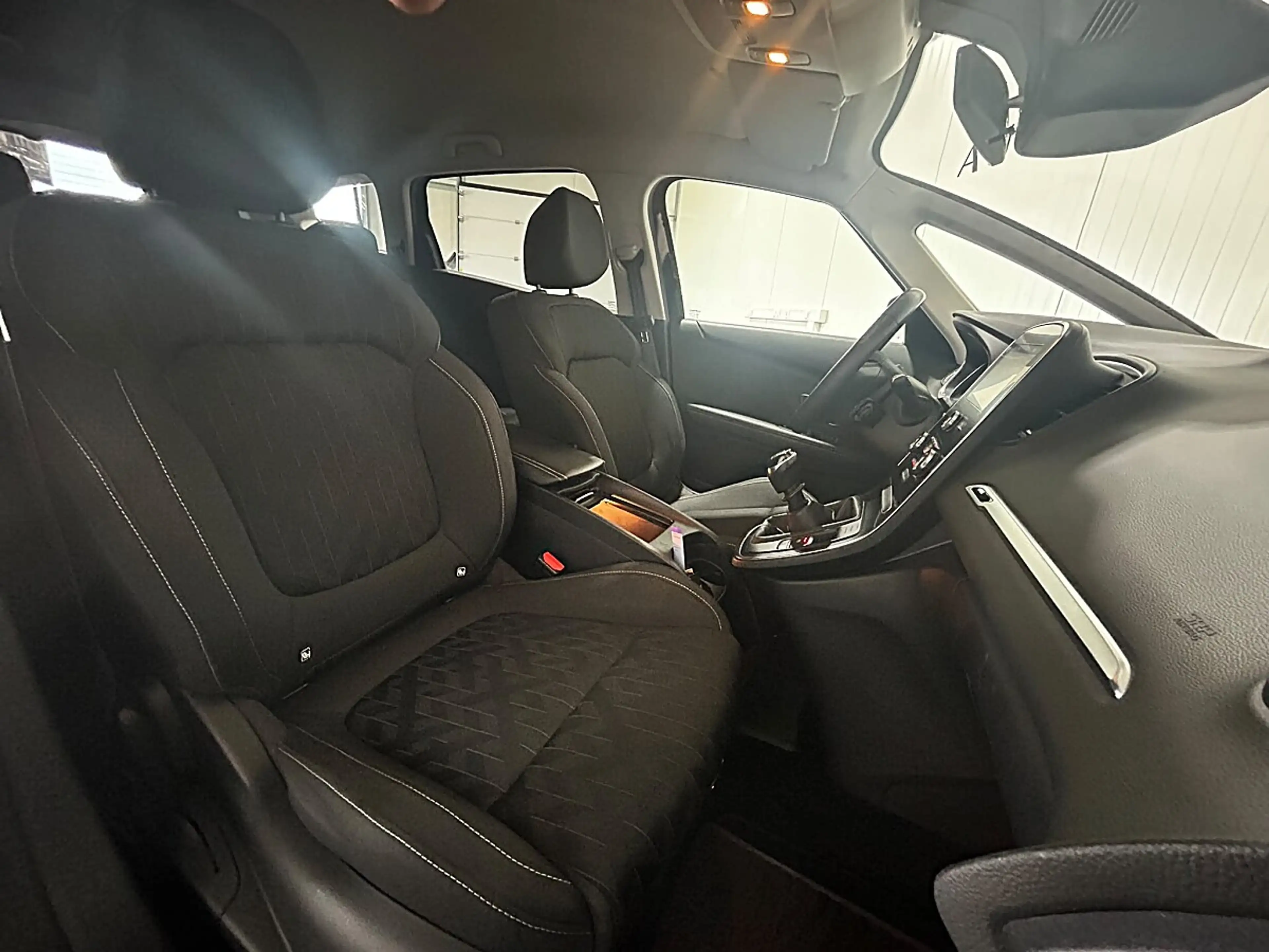 Renault Grand Scenic Grand Scénic TCe 140 PF Limited//AHK//NAVI//PDC... — photo 11