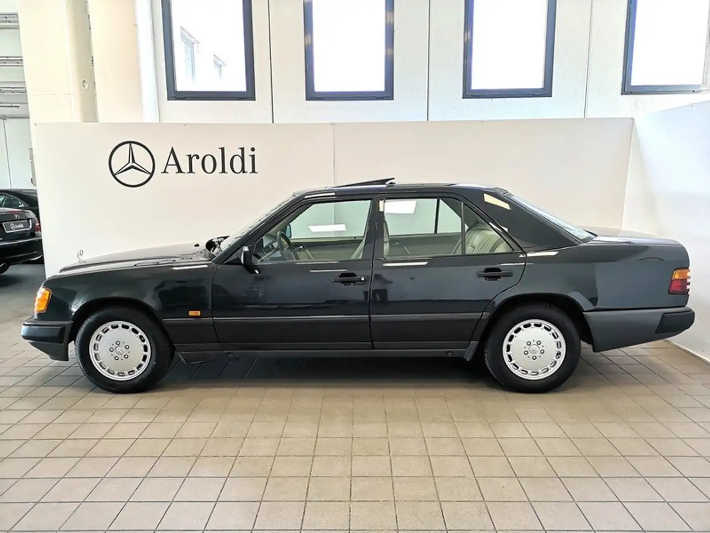 Mercedes-Benz 200 200E PELLE BEIGE+CLIMA+TETTO+TARGHE ORIGINALI ROMA Noir - 2