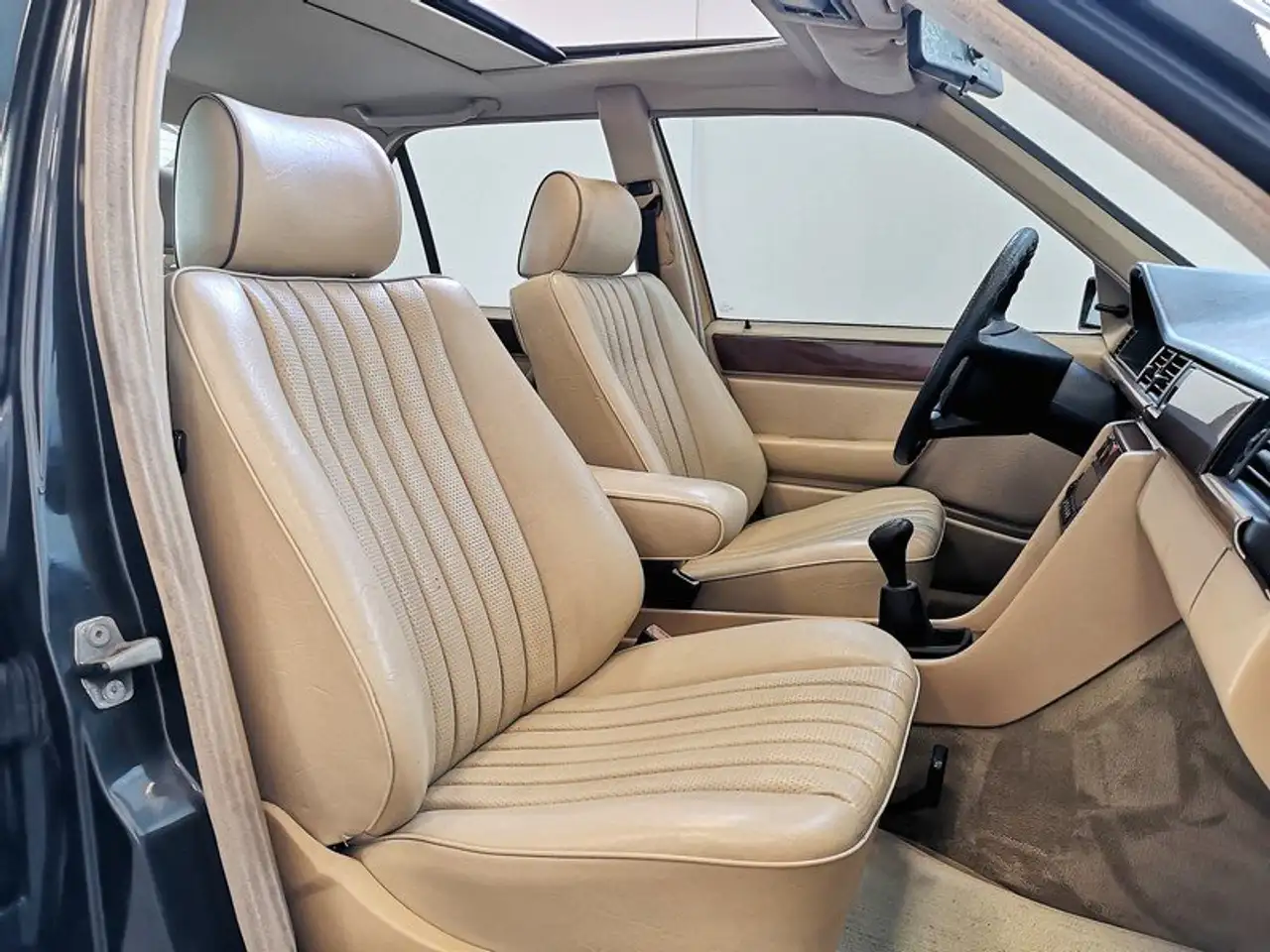 Mercedes-Benz 200E PELLE BEIGE+CLIMA+TETTO+TARGHE ORIGINALI ROMA, foto 12