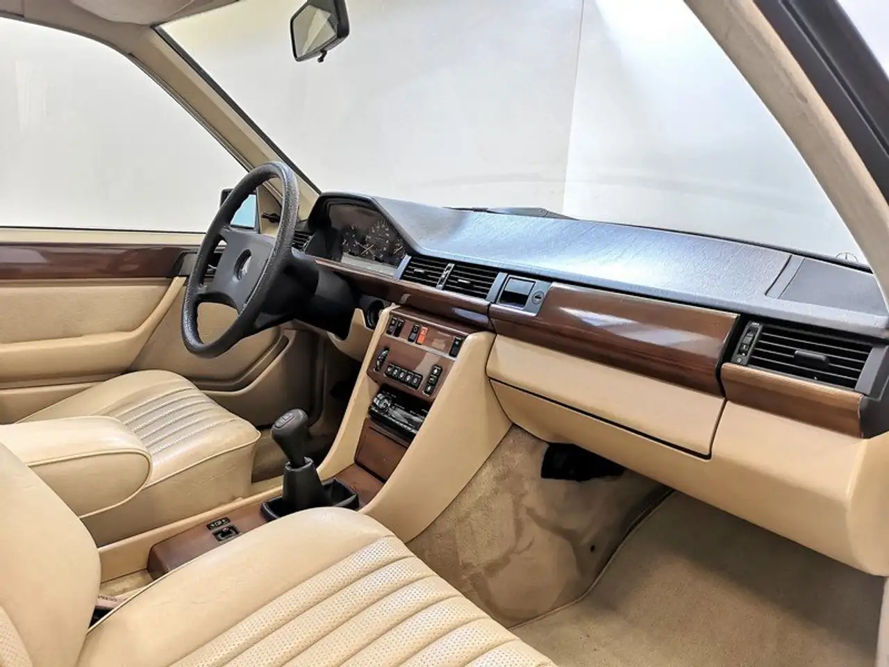 Mercedes-Benz 200E PELLE BEIGE+CLIMA+TETTO+TARGHE ORIGINALI ROMA, foto 11