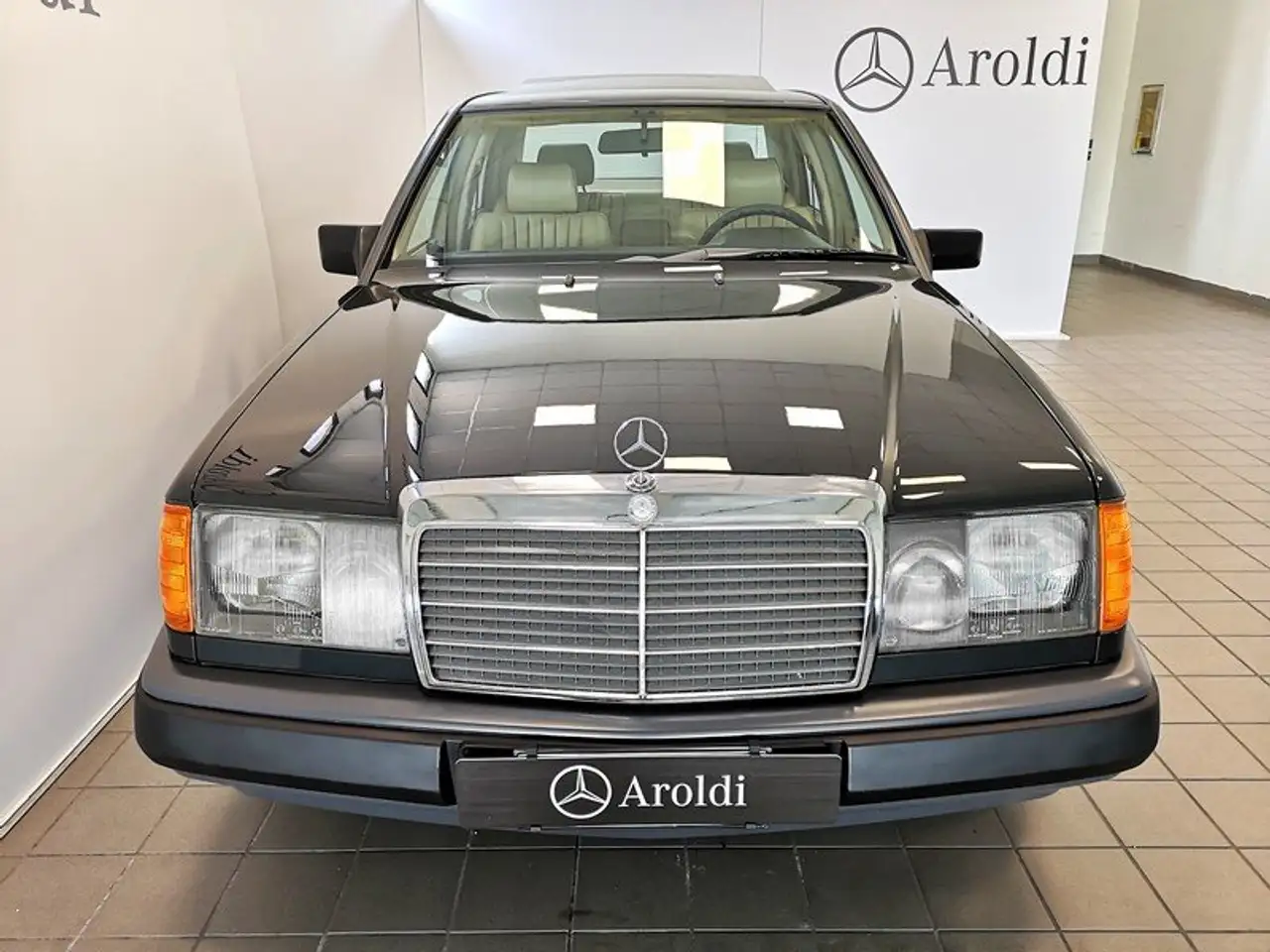 Mercedes-Benz 200E PELLE BEIGE+CLIMA+TETTO+TARGHE ORIGINALI ROMA, foto 3