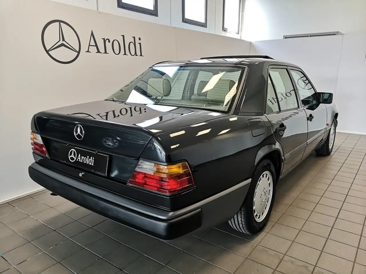 Mercedes-Benz 200E PELLE BEIGE+CLIMA+TETTO+TARGHE ORIGINALI ROMA, foto 4