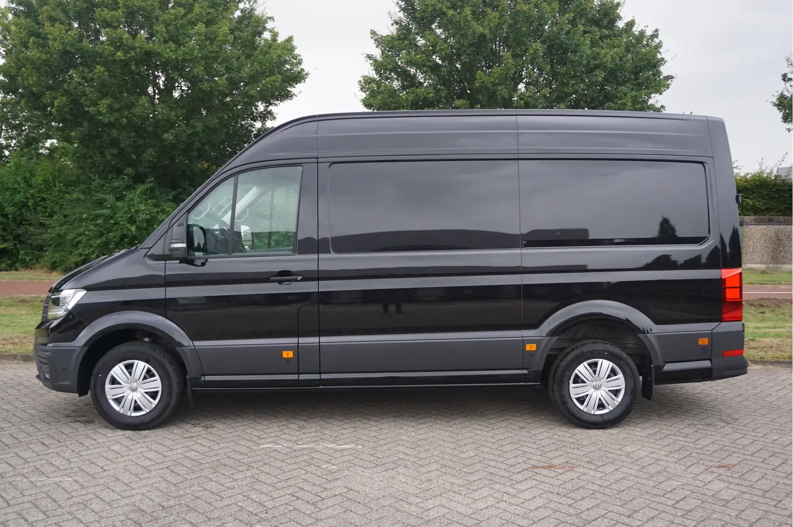 Volkswagen Crafter 35 177PK L3H3 AUT BPM VRIJ!! Navi, Cam, Adap. Crui Zwart - 2