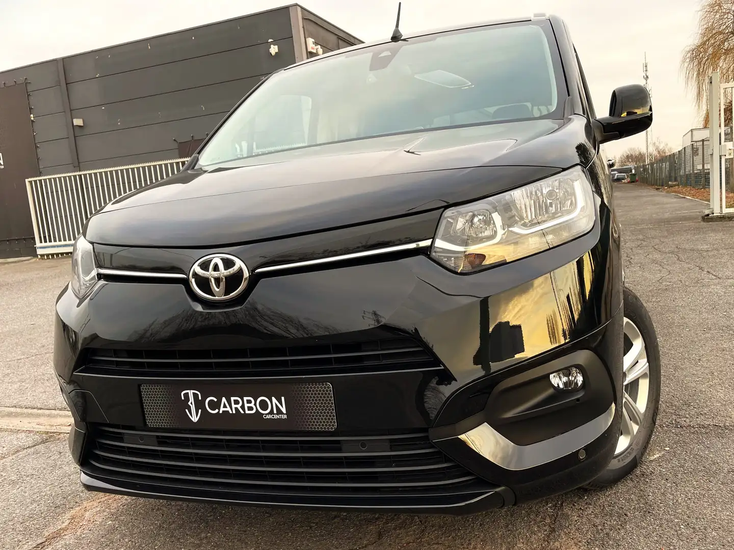 Toyota Proace City VERSO 1.2i NAVI/CARPLAY/PANO/CAMERA/KEYLESS/CRUISE Zwart - 1