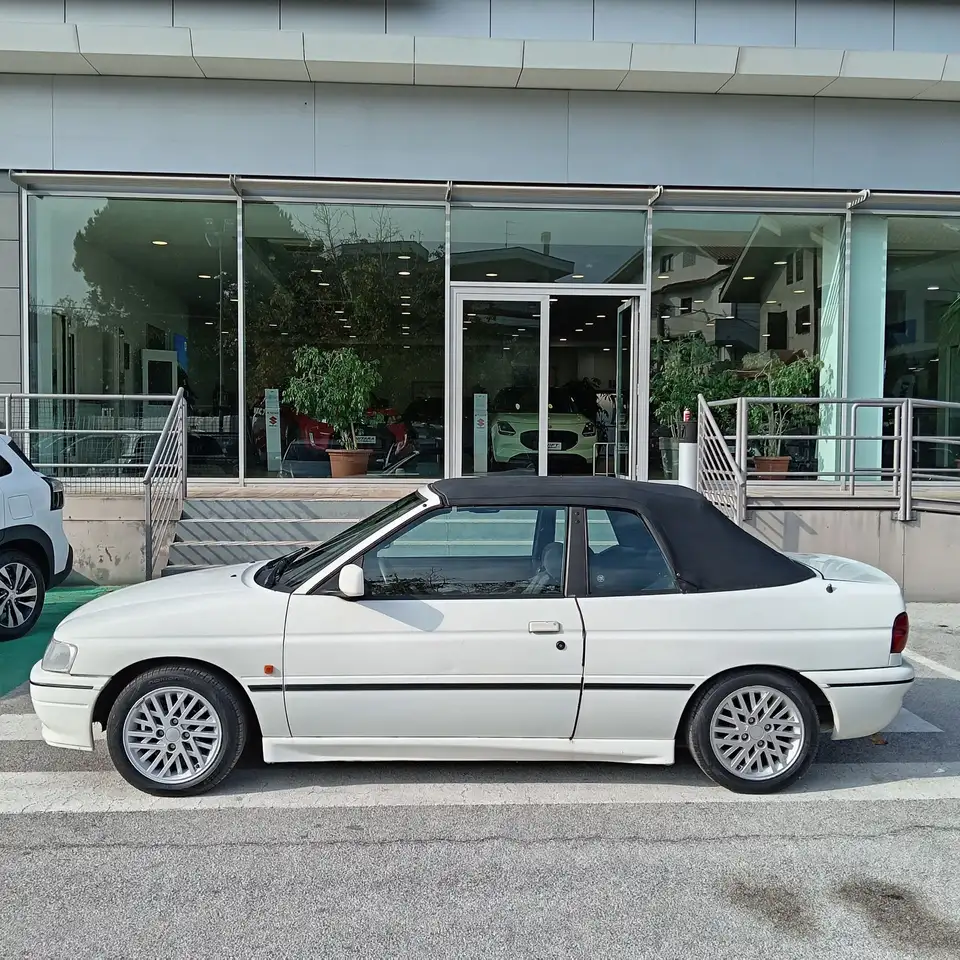 Ford Escort IV Cabrio 1.6i 16v Luxury cat., foto 2
