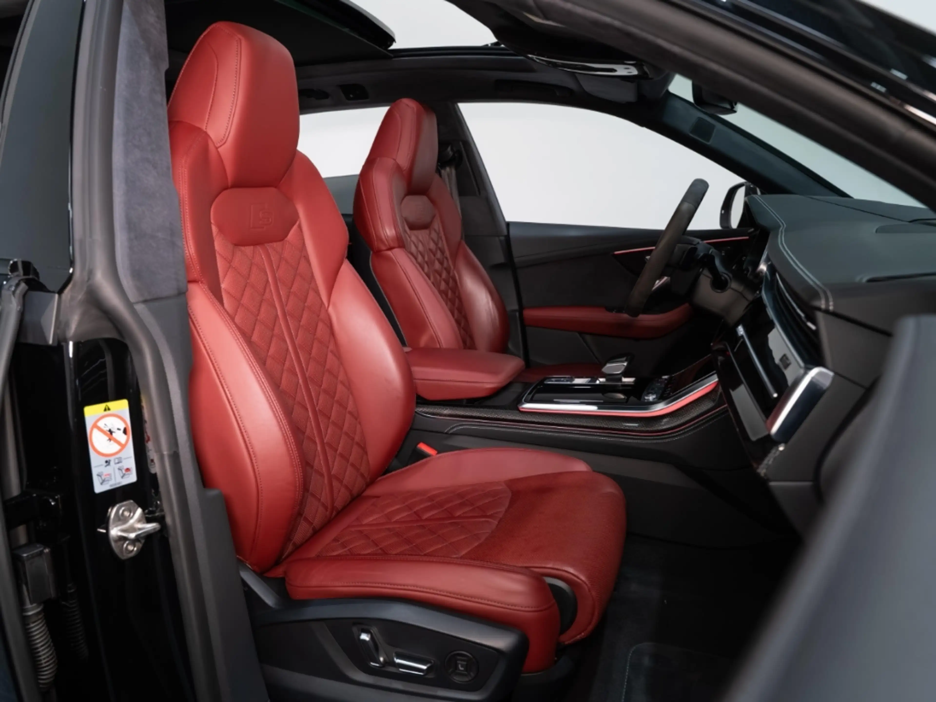 Audi SQ8 QU COMPETITION PLUS IN&OUT CARBON MATRIX HEAD SOFT — photo 11